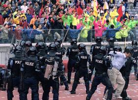 (2)Riot police practice anti-hooligan drill